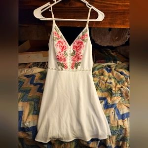 B. Darlin sleeveless knee leg. sundress white with pink Embroidered flowers s3/4
